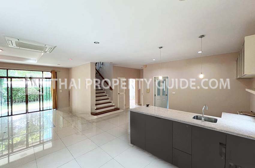 House with Shared Pool in Bangnatrad 